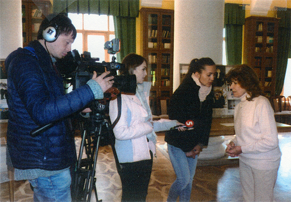 Interview mit einem ukrainischen Fernsehsender. In der Mitte: Diana von LAIKA.
